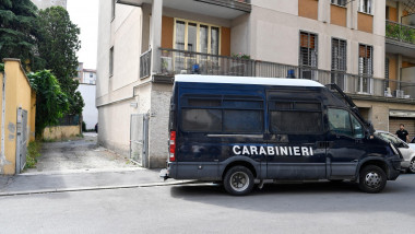 carabinieri in fata fosutlui hotel astor din florenta