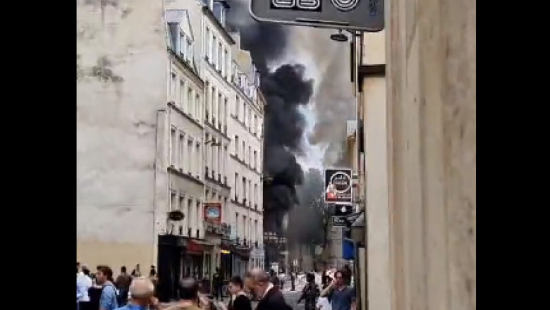 cladire care arde in paris