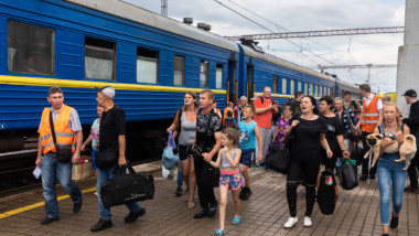 refugiati ucraineni coboara din tren