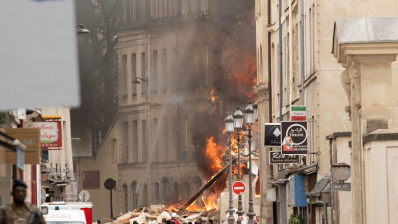 politisti la locul exploziei din paris