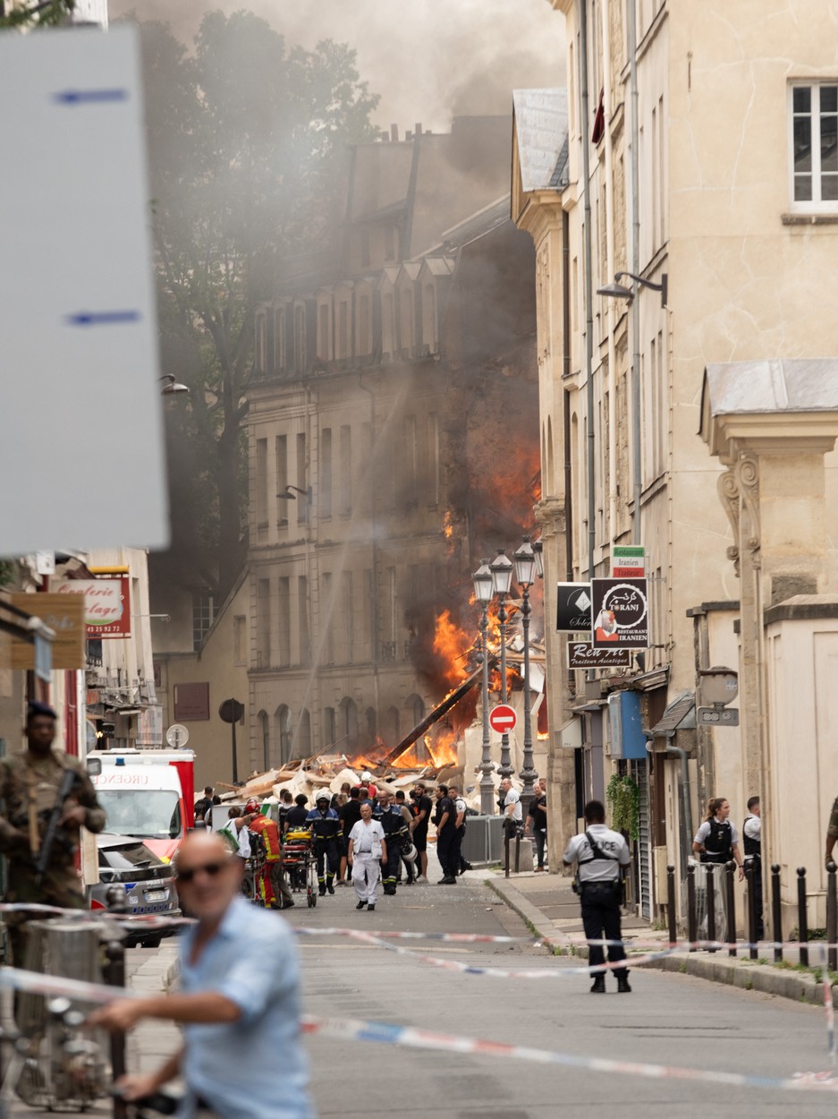 "S-a simţit ca o bombă". Imagini din Paris după explozia puternică în care au fost răniți 37 de oameni. Căutări intense sub dărâmături