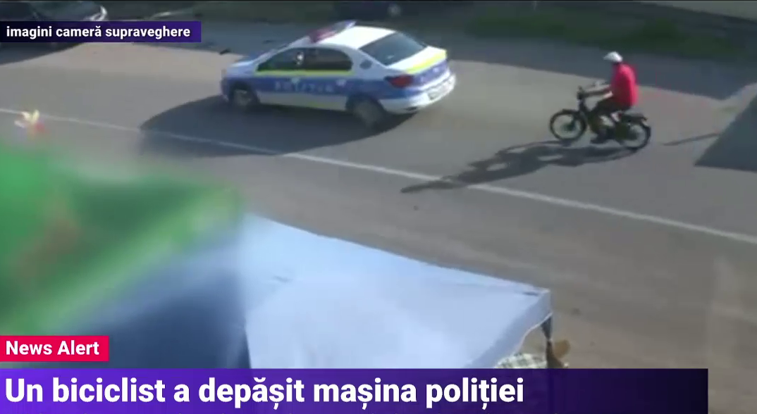 Un biciclist beat a depășit o mașină de poliție. A fost dus la spital după ce a căzut când încerca să fugă