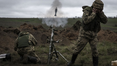Doi militari ucraineni trag cu un mortier