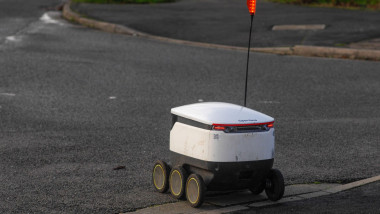 robot de livrari starship technologies pe strada