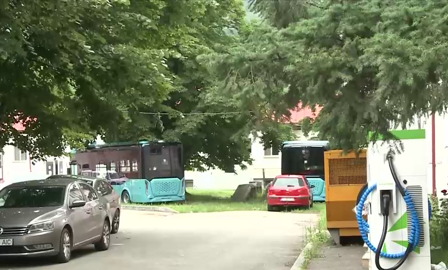 Un primar din Gorj se mândrește cu trei autobuze electrice, dar nu sunt drumuri pe care să circule, stații de încărcare și nici șoferi
