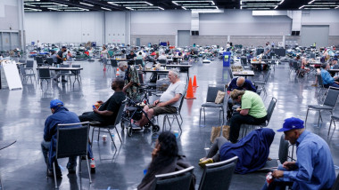 Persoane stau pe scaune într-un centru de răcorire din Oregon, SUA, în timpul valului de căldură din 28 iunie 2021.