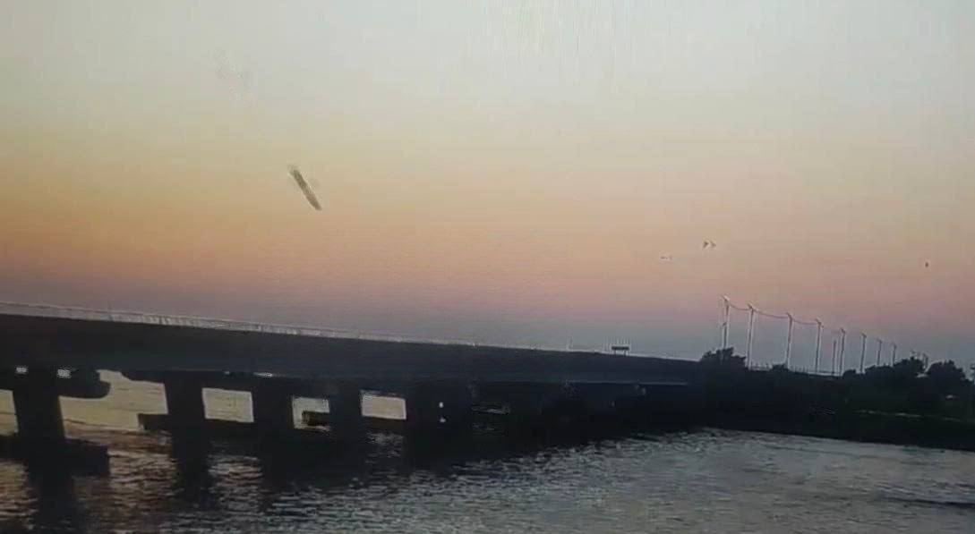 Momentul în care „Poarta spre Crimeea” este lovită de rachetele Storm Shadow. Explozia a distrus ambele sensuri ale podului