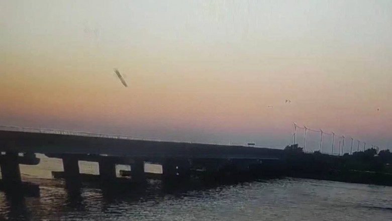 O captură video care arată o rachetă înainte să lovească Podul Cionhar pe 22 iunie 2023.