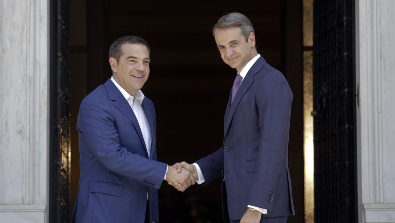 Alexis Tsipras și Kyriakos Mitsotakis își strâng mâinile
