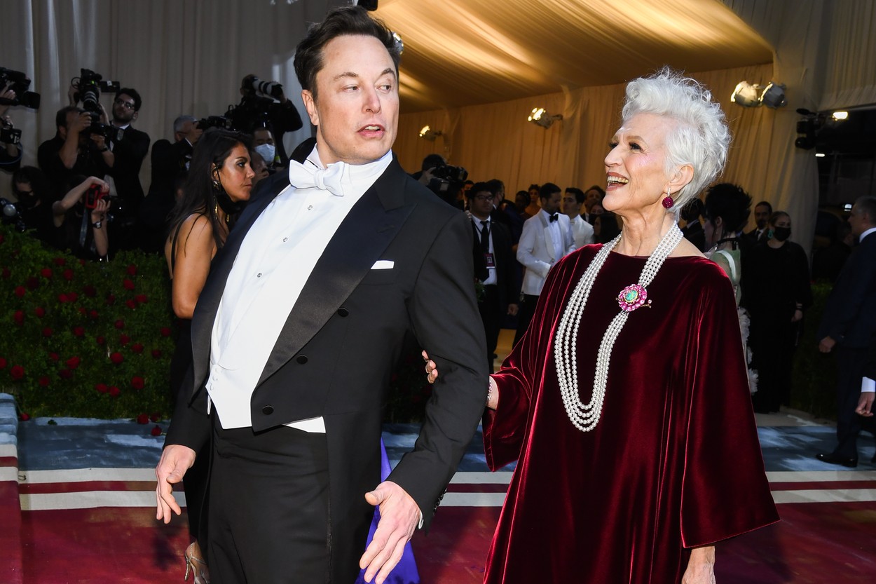 Mama lui Elon Musk nu îi dă voie să se bată în cușcă cu Mark Zuckerberg