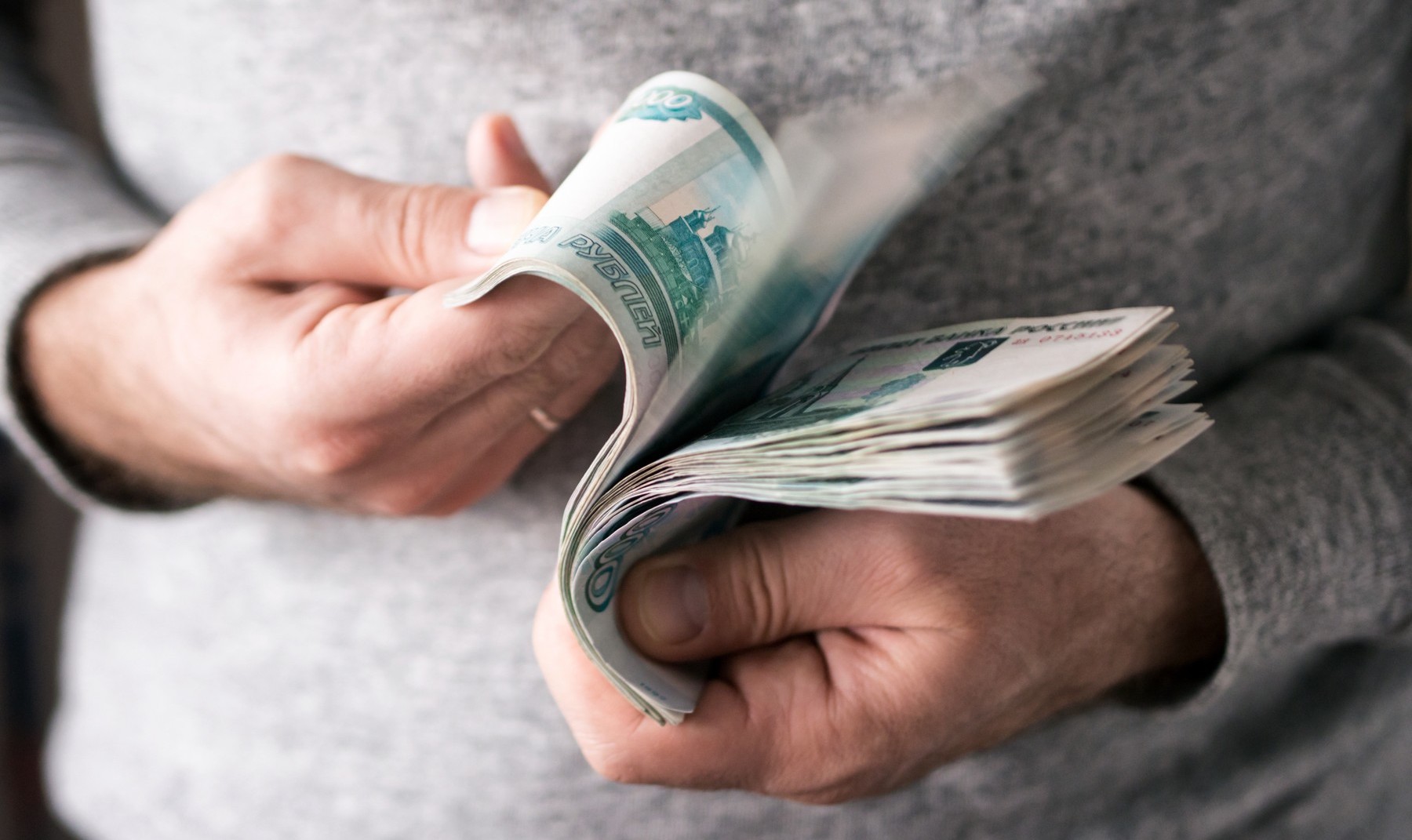 Rusoaicele care și-au pierdut soții în Ucraina ridică banii de despăgubire cu sacoşa. Economia rusească, inundată de cash