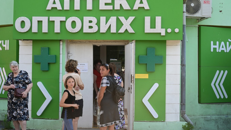Oameni stau la coadă la o farmacie în orașul Kramatorsk din sudul Ucrainei, pe 16 iulie 2022.
