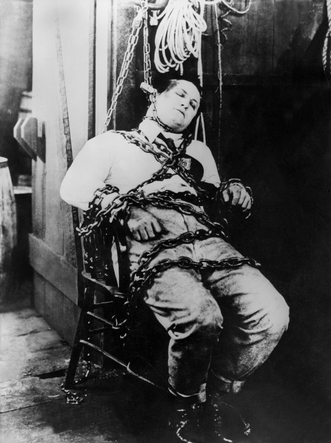 Harry Houdini legat de scaun