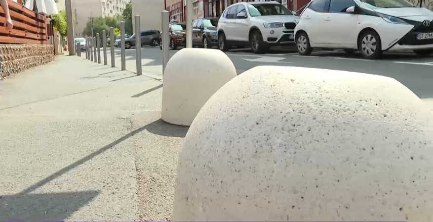 Bucureștiul, invadat de stâlpi antiparcare. Șoferii sunt supărați că nu mai au unde să își lase mașinile