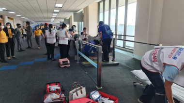 O femeie și-a prins un picior într-o bandă rulantă, într-un aeroport din Bangkok