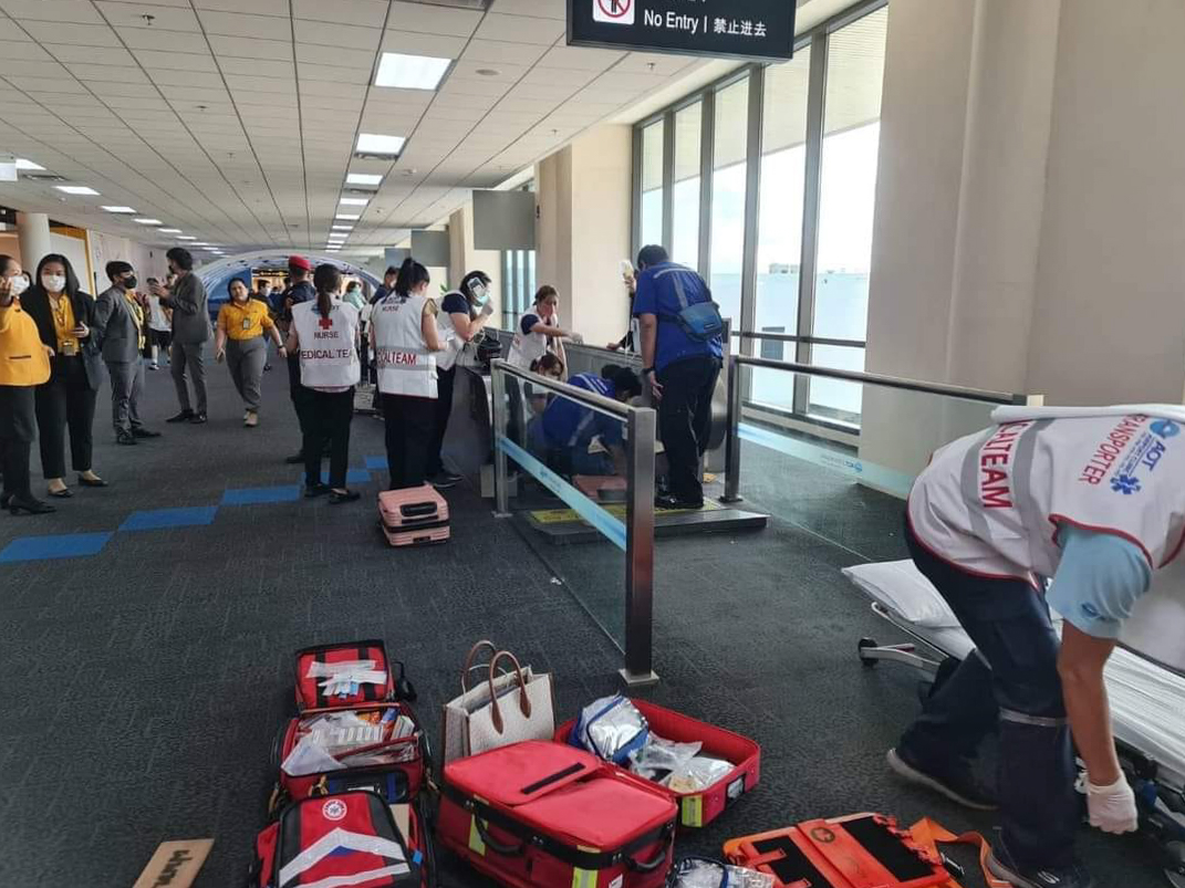 O femeie și-a prins piciorul într-un trotuar rulant din aeroportul din Bangkok și a rămas fără el