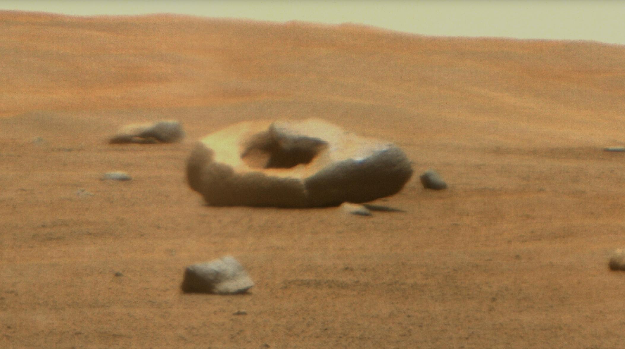 O rocă misterioasă, în formă de gogoașă, a fost descoperită pe planeta Marte