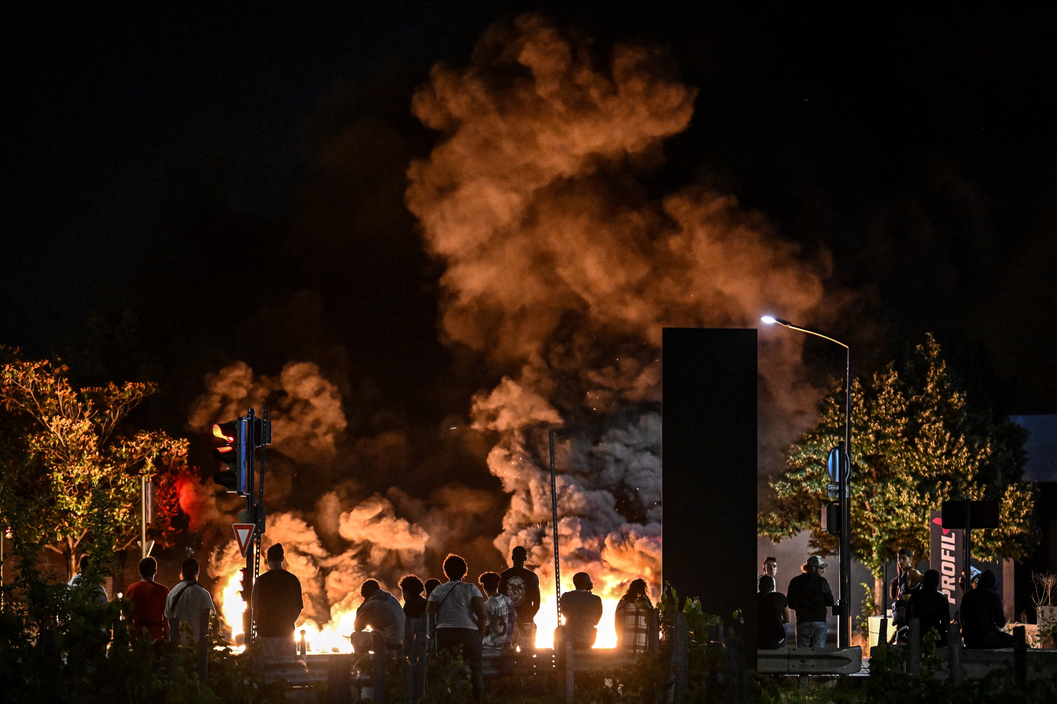 Aproape 700 de persoane au fost arestate în urma protestelor violente din Franța