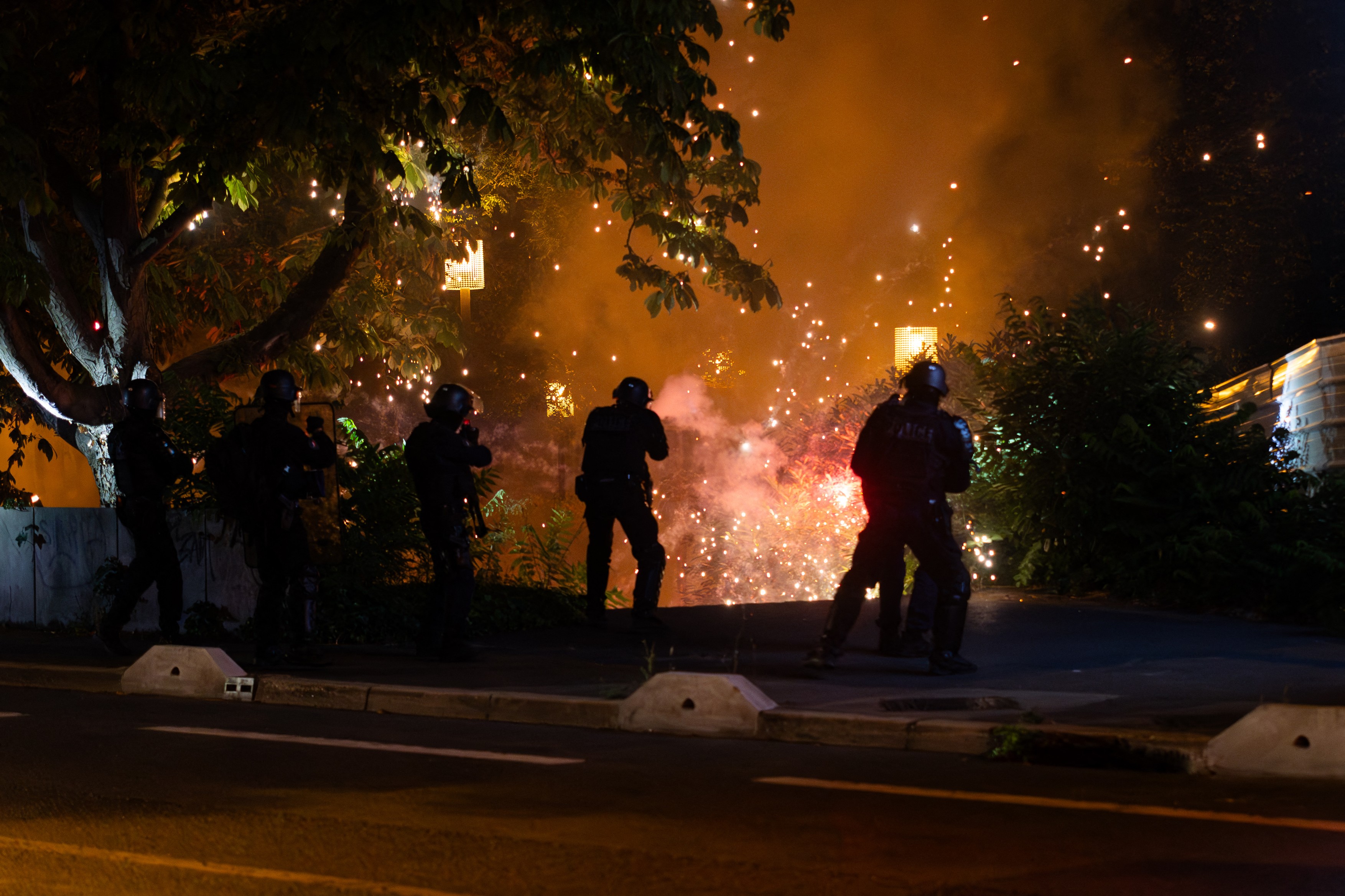 Franța arde. Blindate pe străzi, 45.000 de polițiști mobilizați. Restricții de circulație în întreaga țară. Minorii n-au voie pe stradă