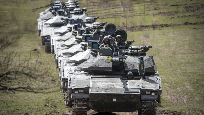 Militari ucraineni se antrenează pe vehicule blindate furnizate de Suedia Kievului