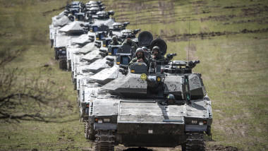 Militari ucraineni se antrenează pe vehicule blindate furnizate de Suedia Kievului