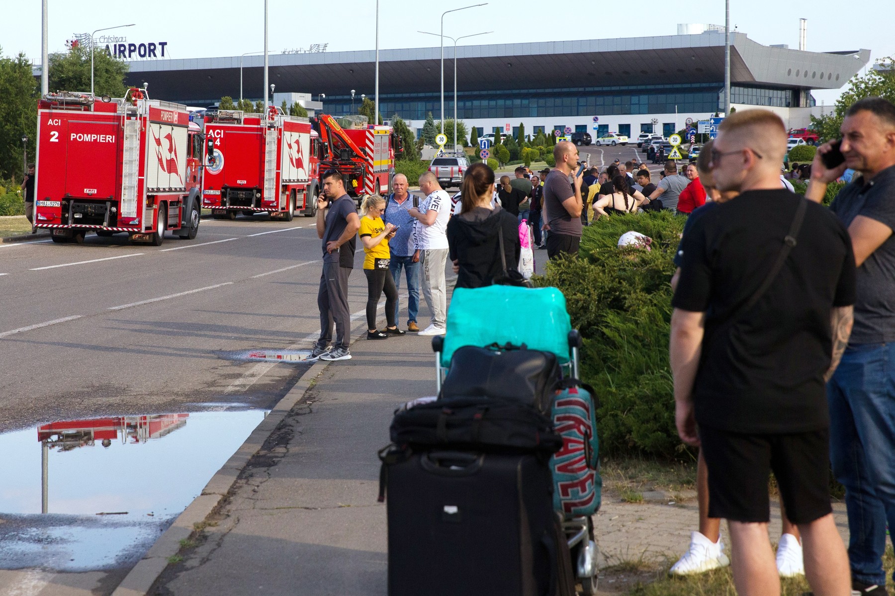 Filmul atacului armat de pe Aeroportul din Chișinău: Polițistul a fost imobilizat în două secunde