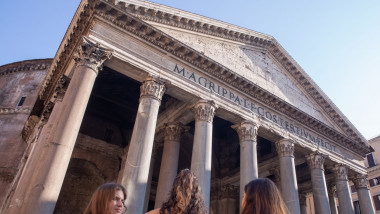 turisti care viziteaza panteonul din roma