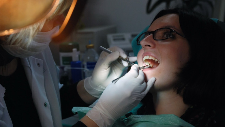medic stomatolog lucreaza la dantura unei paciente