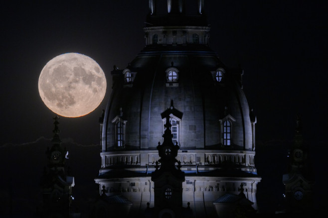 Full moon over Dresden