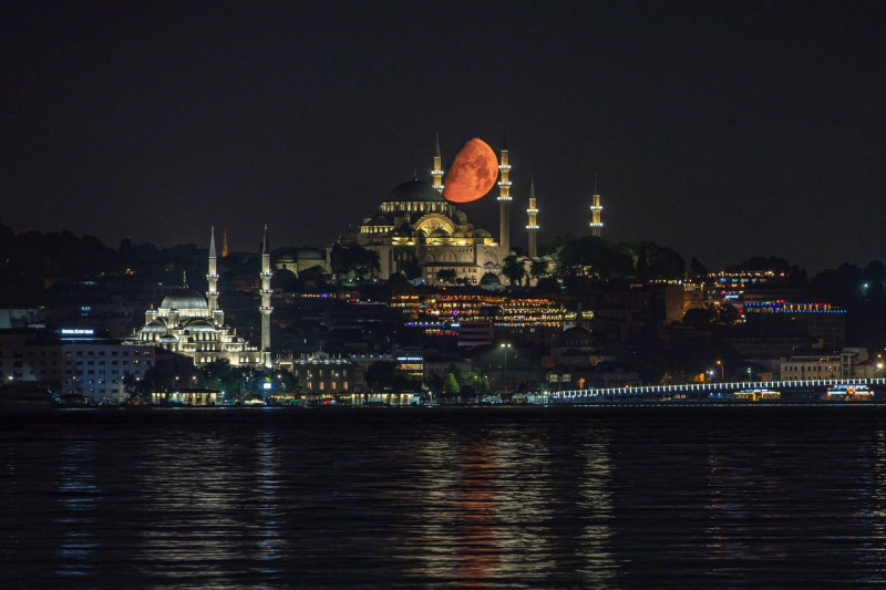 Istanbul, Turkey. 28th June, 2023. A half moon sets behind the Suleymaniye Mosque in Istanbul. Credit: SOPA Images Limited/Alamy Live News