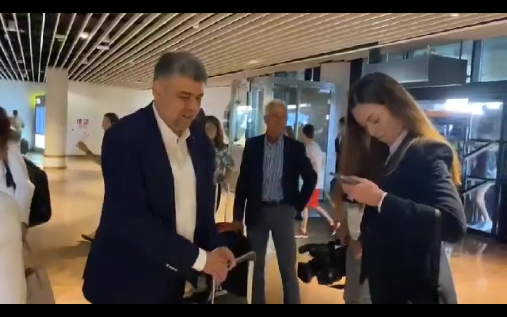 Campanie de imagine a lui Ciolacu: După metrou și promisiunea călătoriei cu trenul, premierul merge cu avionul de linie