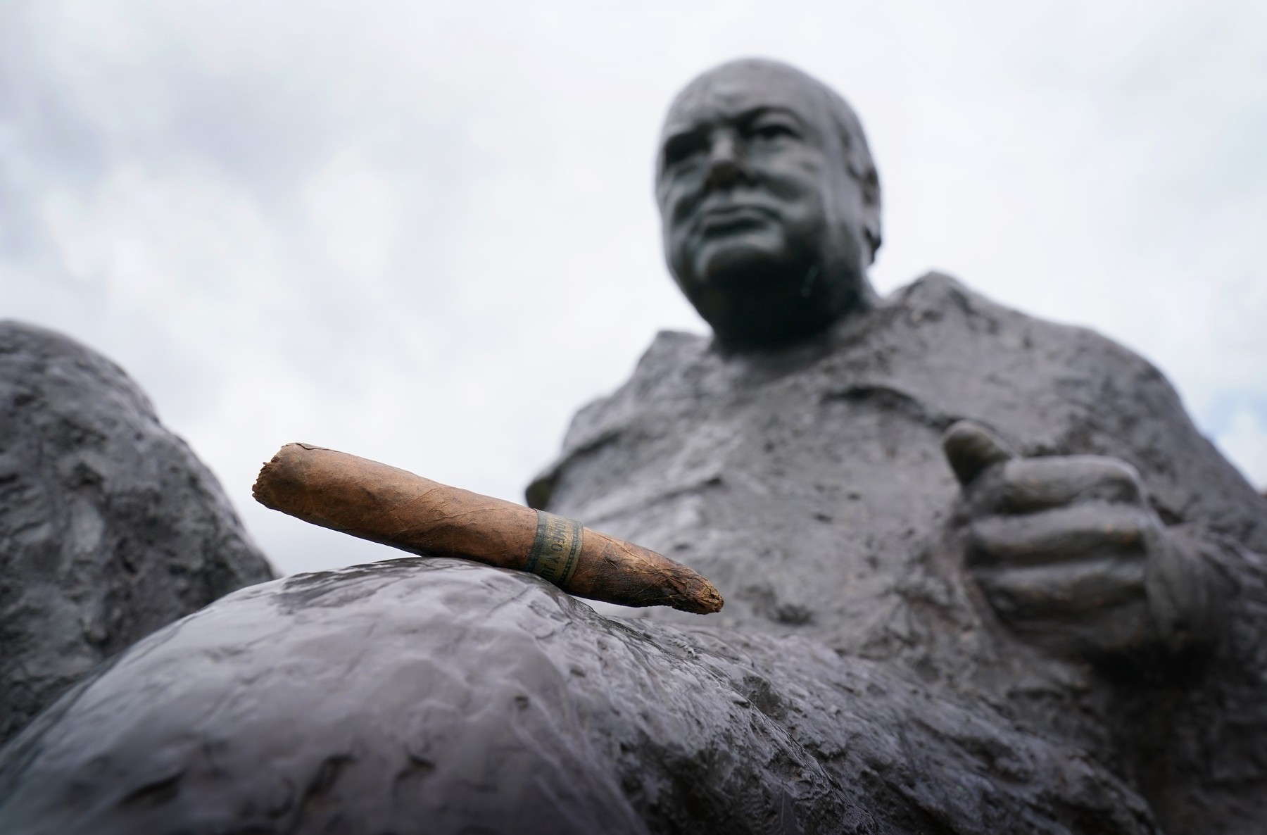 FOTO. Un trabuc fumat pe jumătate de Churchill, scos la licitație. Cum a ajuns obiectul în posesia unui polițist
