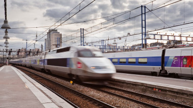 tren de mare viteza intra intr-o gara din paris