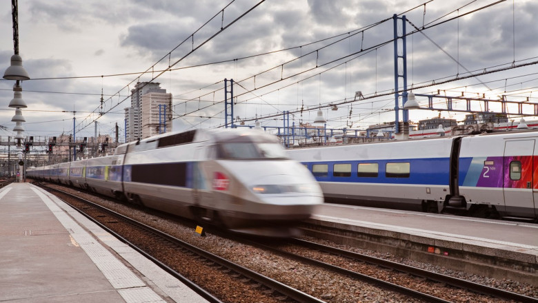tren de mare viteza intra intr-o gara din paris