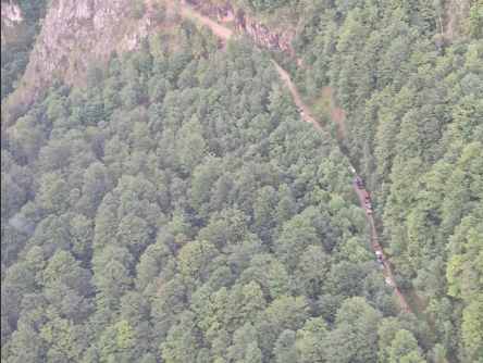 Sute de turiști germani au rămas cu mașinile blocate pe un drum forestier afectat de ploile abundente