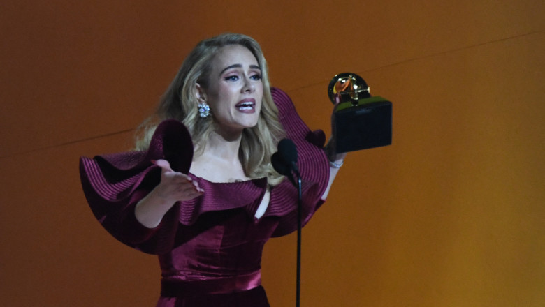 cântăreața britanică Adele gesticulează pe scenă