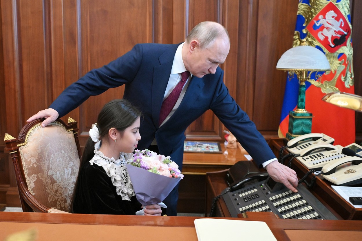 "Bunicuțul din buncăr". Putin, o nouă acțiune de PR. A adus la Kremlin o fetiță de 8 ani și a pus-o la biroul lui