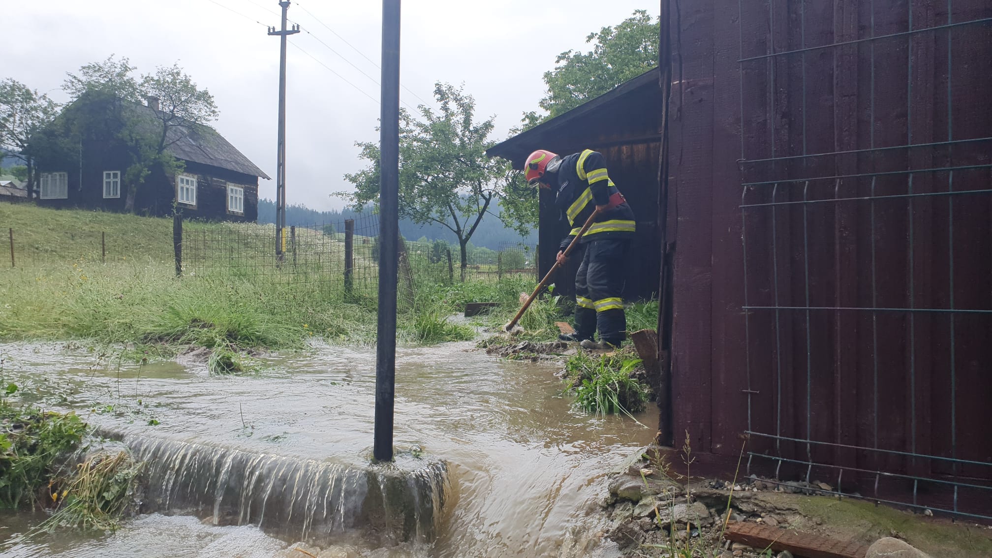Cod roșu de ploi torențiale, vijelii și grindină pentru județul Suceava