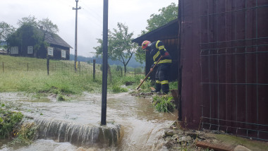 un pompier intervine la inundatii