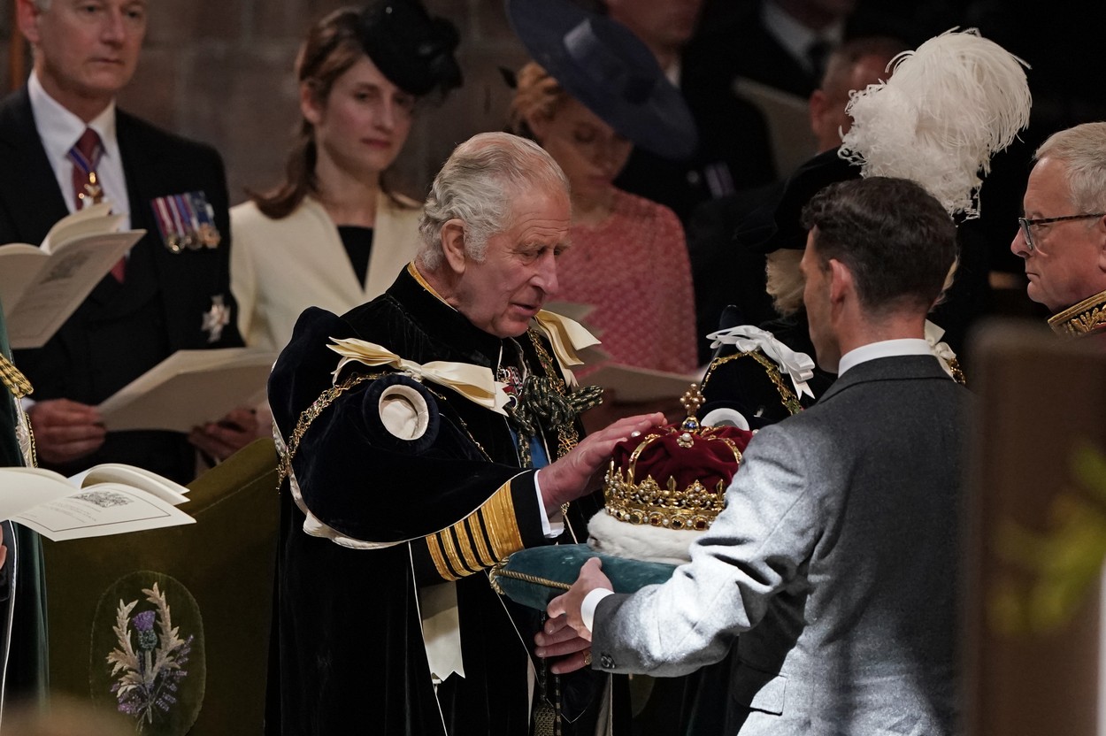 Ceremonie fastuoasă la Edinburgh. Regele Charles a primit coroana Scoției, sceptrul și o sabie numită după regina Elisabeta