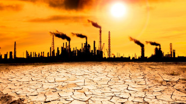 Rafinării și fabrici poluează în timp ce solul se încăzște și soarele arde