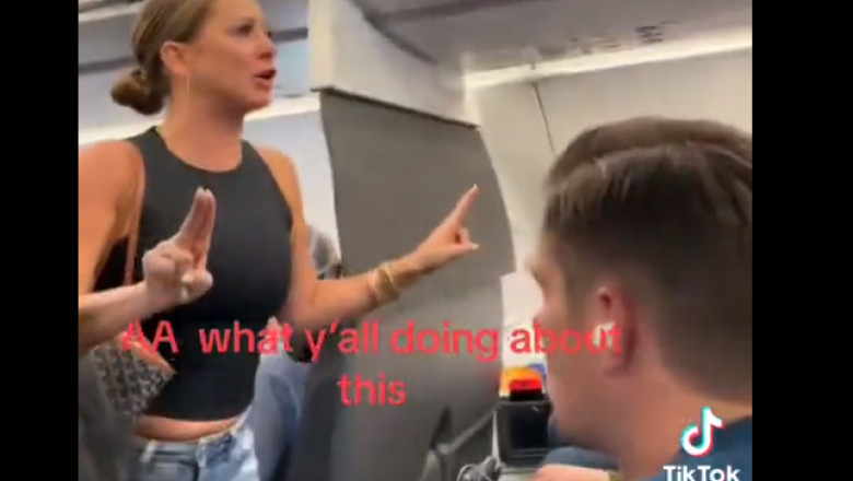 o femeie iese dintr-un avion strigând că un pasager „nu e real”.