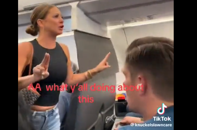 Momentul în care o femeie iese dintr-un avion strigând că un pasager „nu e real”. Imaginile au devenit virale