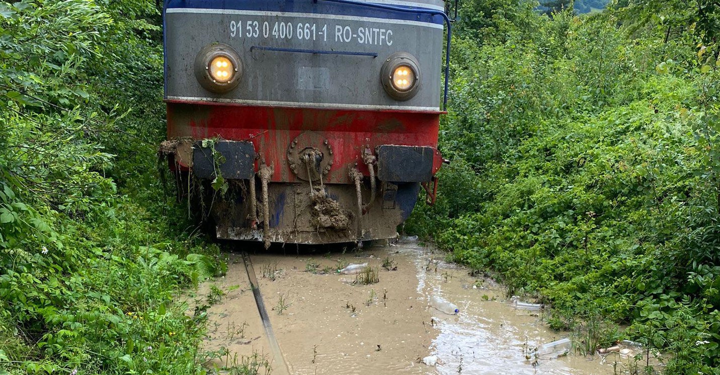 Trenuri blocate în Suceava, după ce linia de cale ferată a fost acoperită de apă, nisip și pietriș