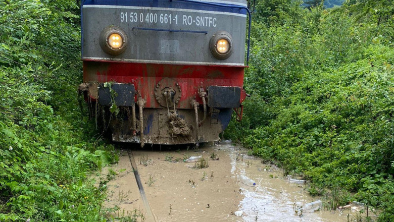 Trenuri blocate în Suceava, după ce linia de cale ferată a fost acoperită de apă, nisip și pietriș