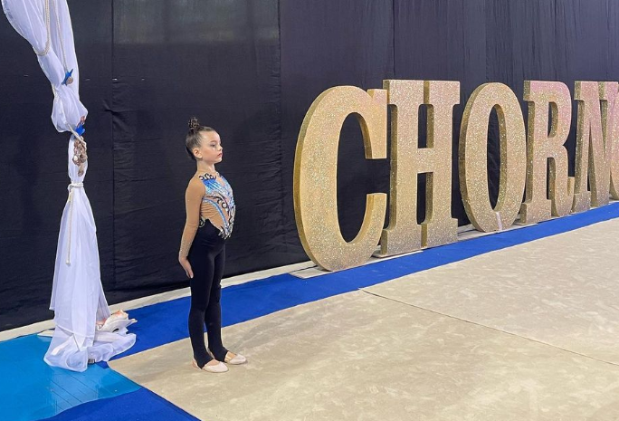 O fetiță de 7 ani, cu un picior amputat după un atac al rușilor în Odesa, a câștigat aurul la un concurs de gimnastică