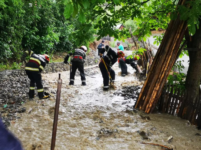 pompieri-inundatii-fb-igsu4