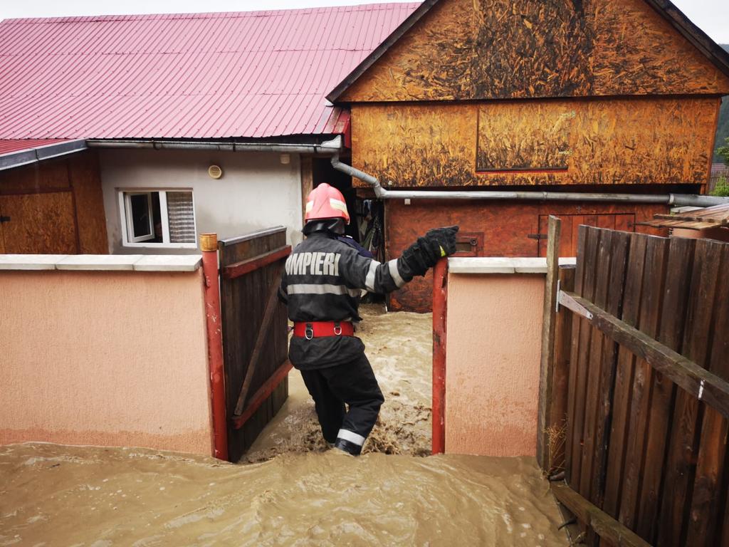 Opt avertizări cod roșu de ploi și vijelii în doar 12 ore. Momentul în care un bătrân este salvat din mijlocul apelor