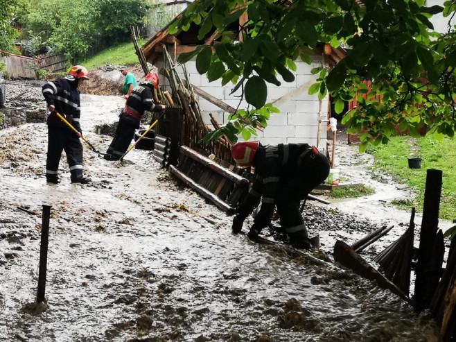 pompieri-inundatii-fb-igsu1