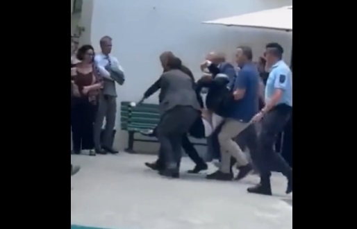 "Nu mor eu din asta". Momentul în care președintele Portugaliei este luat pe sus și dus la spital după ce a leșinat